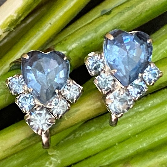 Vintage Unsigned Blue Topaz Heart-shaped Rhinestones Screw Back Earrings - Picture 1 of 10